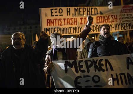 Atene, Grecia. Decimo gen, 2019. I partecipanti ad un'azione di protesta dalla sinistra organizzazioni contro quella del Cancelliere Merkel chiamata per slogan. Credit: Socrates Baltagiannis/dpa/Alamy Live News Foto Stock