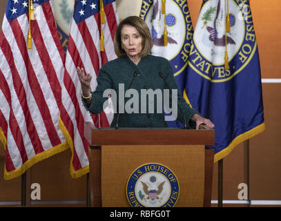 Washington, Distretto di Columbia, Stati Uniti d'America. Decimo gen, 2019. Altoparlante della Camera dei rappresentanti degli Stati Uniti Nancy Pelosi (Democratico della California) conduce il suo settimanale di conferenza stampa al Campidoglio di Washington il giovedì, 10 gennaio 2019. L'oratore ha domande su democratica delle priorità legislative e l'incontro di ieri con il presidente USA Trump alla Casa Bianca il credito: Ron Sachs/CNP/ZUMA filo/Alamy Live News Foto Stock