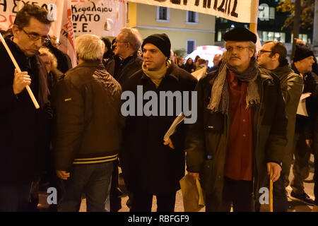 Atene, Grecia. 10 gen 2019. Manifestanti marzo cantando slogan contro la visita del Cancelliere tedesco Angela Merkel a Atene, Grecia. Credito: Nicolas Koutsokostas/Alamy Live News. Foto Stock