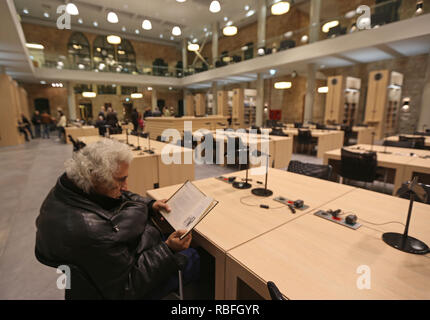 Beirut. Decimo gen, 2019. Un visitatore legge un libro al libanese Biblioteca nazionale a Beirut, in Libano. I libanesi Biblioteca Nazionale, che è stato chiuso durante la guerra civile libanese (1975-1990), è stato riaperto al pubblico a Beirut nel dicembre scorso. Credito: Bilal Jawich/Xinhua/Alamy Live News Foto Stock