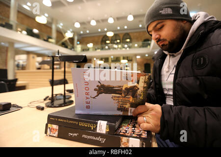 Beirut. Decimo gen, 2019. Un visitatore legge un libro al libanese Biblioteca nazionale a Beirut, in Libano. I libanesi Biblioteca Nazionale, che è stato chiuso durante la guerra civile libanese (1975-1990), è stato riaperto al pubblico a Beirut nel dicembre scorso. Credito: Bilal Jawich/Xinhua/Alamy Live News Foto Stock