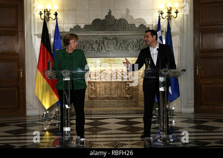 Atene, Grecia. Decimo gen, 2019. Il cancelliere tedesco Angela Merkel (L) e il Primo Ministro greco Alexis Tsipras partecipare ad una conferenza stampa congiunta in Atene, Grecia, a gennaio 10, 2019. Lo spirito europeo è stato rafforzato attraverso la gestione di sfide comuni e l'Europa avrà un futuro migliore attraverso la cooperazione e non di nazionalismo, il Cancelliere tedesco Angela Merkel ha detto giovedì all'inizio di una visita di due giorni ad Atene. Credito: Marios Lolos/Xinhua/Alamy Live News Foto Stock