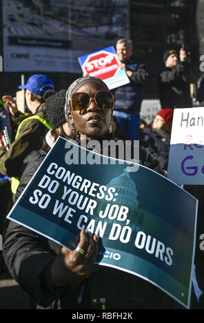 Washington, DC, Stati Uniti d'America. Decimo gen, 2019. Centinaia di lavoratori federale e appaltatori rally contro il parziale del governo federale shutdown al di fuori della sede della AFL-CIO (credito Immagine: © Riccardo SaviZUMA filo) Foto Stock