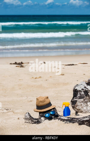 Impostare per una vacanza in spiaggia sulle rive dell'oceano. Foto Stock