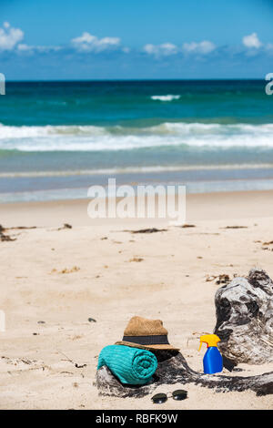 Impostare per una vacanza in spiaggia sulle rive dell'oceano. Foto Stock