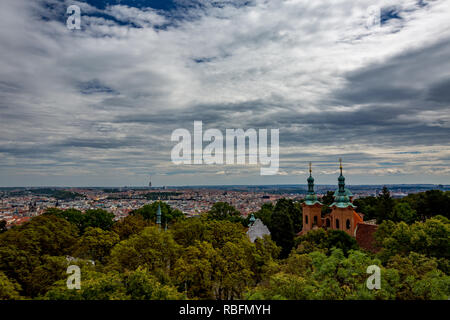 La fantastica architettura della cattedrale di San Lorenzo di Petrin Park, Praga, Repubblica ceca come visto dal di sopra, osservazione e lookout tower Foto Stock