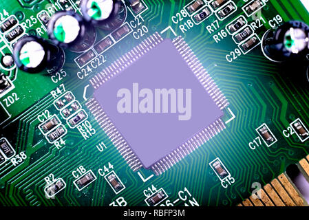 Close-up di chip elettronico in un circuito integrato del computer. Foto Stock