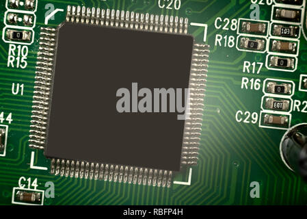 Close-up di chip elettronico in un circuito integrato del computer. Foto Stock