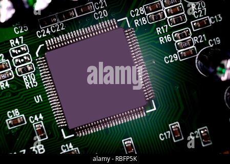 Close-up di chip elettronico in un circuito integrato del computer. Foto Stock