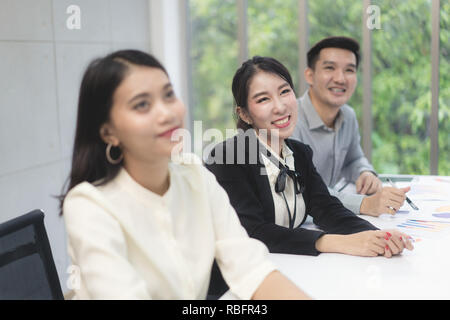 Ritratto di sorridere Asian Business donna durante la riunione con un collega in una sala riunioni presso l'ufficio. Foto Stock