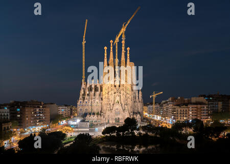 Vista notturna della Sagrada Familia, una grande chiesa cattolica romana a Barcellona, Spagna, progettato dall architetto catalano Antoni Gaudí. Foto Stock