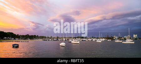 Il Fiume Swan, Perth. Tramonto su Mounts Bay Sailing Club a Matilda Bay, WA Foto Stock