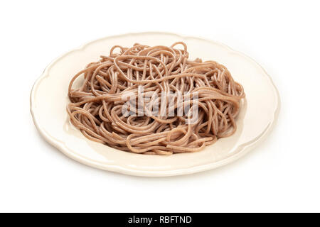 Una foto di un piatto di soba, Tagliatelle di grano saraceno, su sfondo bianco Foto Stock