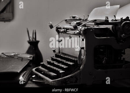 Vecchia macchina da scrivere con documenti Foto Stock