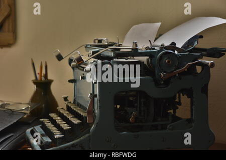 Vecchia macchina da scrivere con documenti Foto Stock