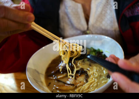 Giapponese Shoyu Ramen zuppa con carne di maiale arrosto. Foto Stock