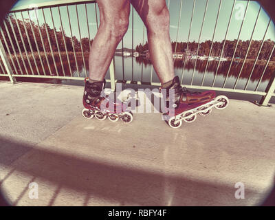 Gamma Doksy, Repubblica Ceca, 9 ottobre 2018. Inline skater di velocità con pantaloncini gambe stretching prima di trucco. . Foto Stock