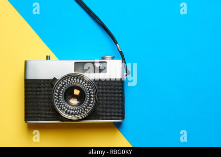 Piatto vintage laici fotocamera su sfondo colorato con copia spazio. Foto Stock