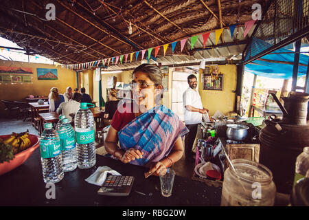 Arunachala da Tiruvannamalai, Tamil Nadu in India, 30 Gennaio 2018: Satya's caffe ristorante interno e bar con i proprietari Foto Stock