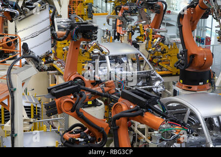 Corpo della vettura sul convogliatore vista dall'alto. Moderno complesso di automobili presso l'impianto. Il processo di creazione automatico del corpo della vettura Foto Stock