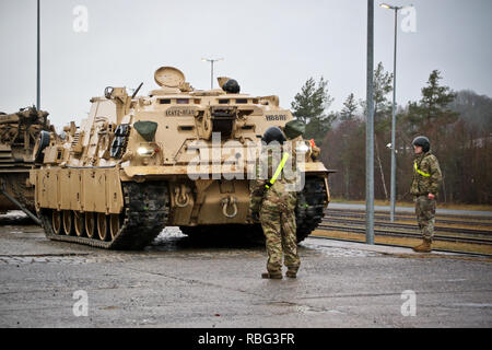 I soldati assegnati al 2° Battaglione, 8 reggimento di cavalleria, 1° Brigata corazzate contro la squadra, 1° Divisione di cavalleria, preparare per caricare veicoli ferroviari durante le operazioni di carico a U.S. Presidio dell'esercito bavarese di Grafenwoehr, Germania, 8 gennaio, 2019. Ironhorse soldati stanno chiudendo la loro rotazione in sostegno della Atlantic risolvere in tutta l'Europa. (U.S. Esercito nazionale Guard foto di Sgt. Lisa vitigni, 382 Affari pubblici Distacco/rilasciato) Foto Stock