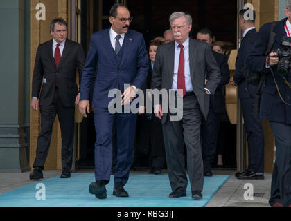 Consigliere per la sicurezza nazionale John Bolton e Marine Corps gen. Joe Dunford, presidente del Comune di capi di Stato Maggiore, incontro con bagno turco consigliere per la sicurezza nazionale Ibrahim Kalin al complesso Presidenziale di Ankara, Turchia, 8 gennaio, 2019. (DOD Foto di Marina Petty Officer 1. Classe Dominique A. Pineiro) Foto Stock