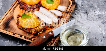 Bistecca di carne di maiale al forno con ananas.carni grigliate di carne Foto Stock