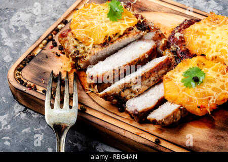 Bistecca alla griglia con ananas mezzo raro su cucina tavola di legno.American food Foto Stock