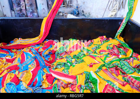 India Rajasthan, Pali Marwar: sari factory,India Rajasthan, Pali Marwar: sari fabbrica. Realizzazione di Koh-i-Noor saris, tessuti multicolore Foto Stock