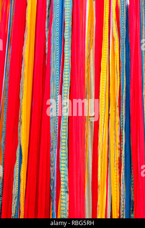 India Rajasthan, Pali Marwar: sari factory,India Rajasthan, Pali Marwar: sari fabbrica. Realizzazione di Koh-i-Noor saris, tessuti multicolore Foto Stock