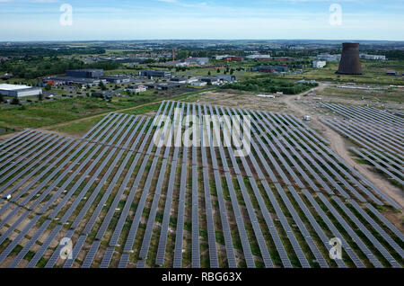 Colombelles (Normandia, a nord-ovest della Francia): vista aerea di un impianto fotovoltaico in una zona urbana,Colombelles (Normandia, a nord-ovest della Francia): vista aerea Foto Stock