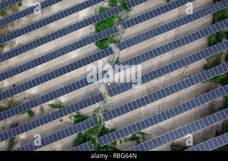 Colombelles (Normandia, a nord-ovest della Francia): vista aerea di un impianto fotovoltaico in una zona urbana,Colombelles (Normandia, a nord-ovest della Francia): vista aerea Foto Stock