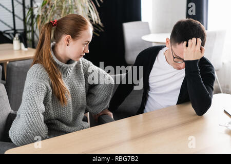 Infelice coppia giovane sostenendo, arrabbiato moglie guardando il marito dare la colpa a lui di problemi e conflitti nel matrimonio, bad relazioni, l uomo e la donna avente litigare o disaccordo Foto Stock