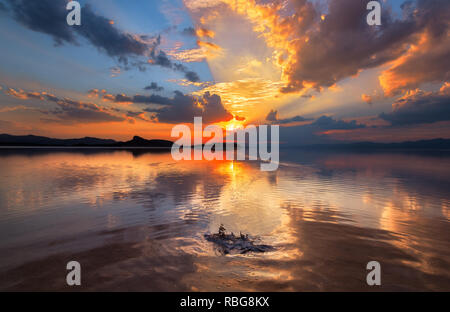 Il tramonto e il bellissimo paesaggio del lago di Urmia,West Azerbaijan provincia, Iran Foto Stock