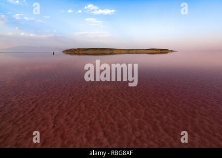 Sul modo di Yas Adasi isola, una delle isole più piccole di Urmia Lake, West Azerbaijan provincia, Iran Foto Stock