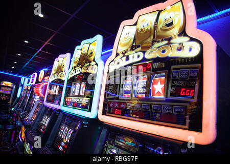 High Stakes macchine per gioco d'azzardo / fixed odds i terminali scommessa all'interno di un casinò / adulti solo centro di intrattenimento nel Regno Unito Foto Stock