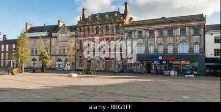 Bishop Auckland, County Durham, Regno Unito. La piazza del mercato nel centro della città Foto Stock