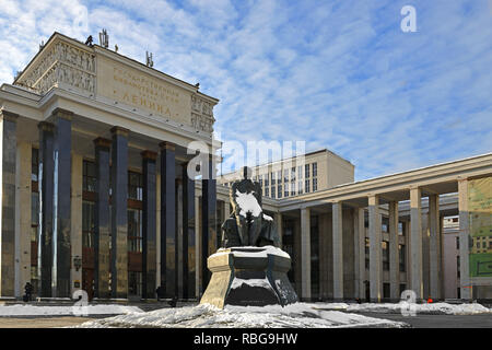 Edificio principale della biblioteca, (nella parte anteriore è un monumento a Dostoevskij) Foto Stock