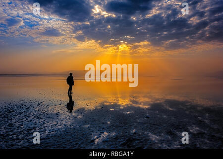 Il tramonto e il bellissimo paesaggio del lago di Urmia,West Azerbaijan provincia, Iran Foto Stock