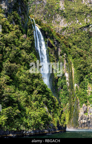 Alta cascata a Milford Sound, foto scattata da cruise ferry. Foto Stock