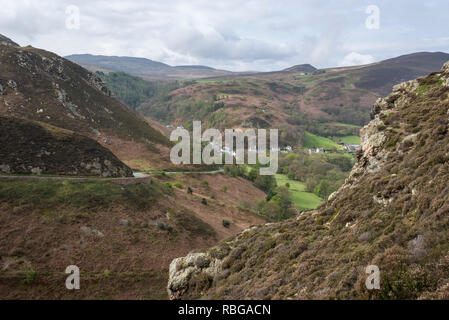 Il Sychnant Pass vicino a Conwy in Galles del Nord. Vista guardando verso il basso presso il villaggio di Capelulo. Foto Stock