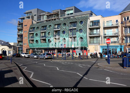 Sul lungomare di Porthcawl con appartamenti lungo la strada principale di dare grand passeggiate e una vista superba sul mare, situato a poche miglia di distanza da Bridgend. Foto Stock