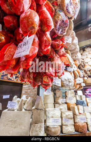 Bologna, Italia - Giugno 2017: negozio locale con il tradizionale formaggio, prosciutto e salame di Bologna. Emilia Romagna. Foto Stock