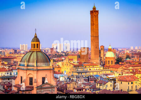 Bologna, Italia - Skyline del borgo medievale di due torri (Due Torri, Asinelli e Garisenda. Foto Stock