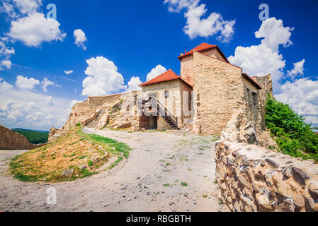 Rupea, Romania. Resti della cittadella medievale in Transilvania famosa attrazione di Brasov county. Foto Stock