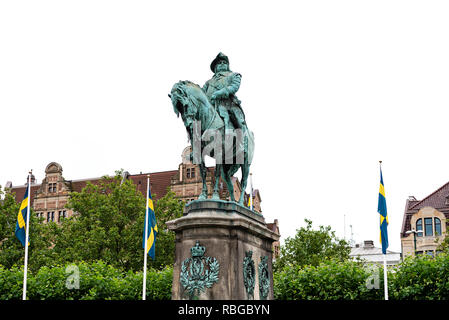 Malmo, Svezia - 25 Luglio 2017: Stortorget square con la statua equestre del re Karl Gustav X scolpito da Giovanni Borjeson Foto Stock