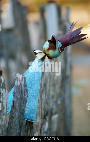 Il canto di un uccello, un 'Eurasian Wren' decorazione figura su un giardino recinto Foto Stock