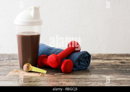 Il cioccolato protein shake sul tavolo di legno Foto Stock