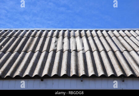 Il tetto in amianto. Casa sul tetto in amianto. Foto Stock