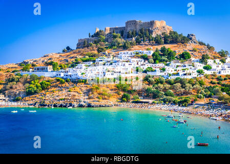 Rhodes, Grecia. Lindos piccolo villaggio imbiancate a calce e l'Acropoli, scenario di Rodi isola del Mar Egeo. Foto Stock